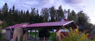 Навес из металлочерепицы двускатный для зоны отдыха